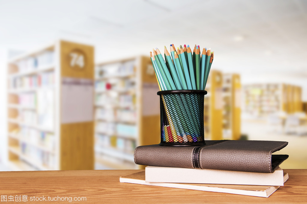 空木桌与现代图书馆 书籍的静谧对话